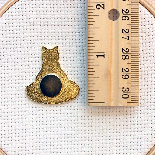 Black Stitching Assistant Black Cat on Embroidery Hoop Enamel Needle Minder
