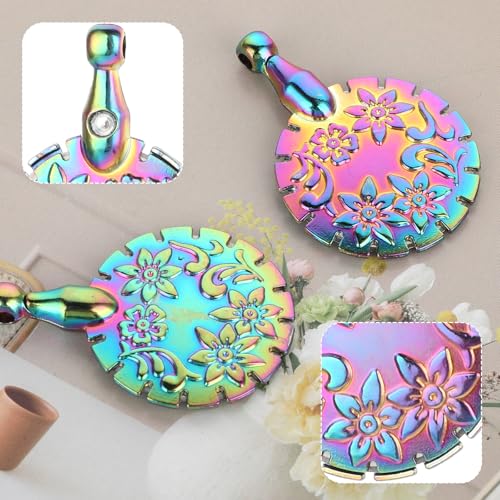 2 PCS Yarn Cutter Pendants Thread Cutter Pendants, Vintage Metal Yarn Cutters Thread Snips Round Floral Design Craft Cutting Tools Sewing Scissors for DIY Sewing and Knitting (Dazzle Color)